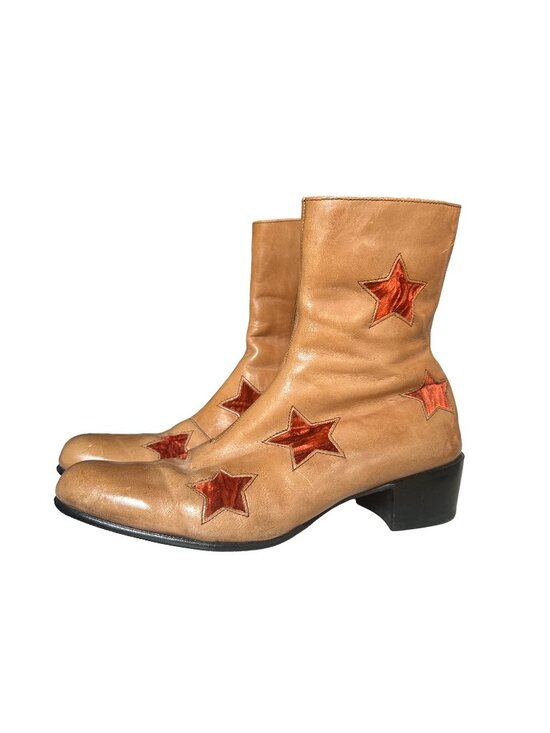 With its smooth leather and crushed velvet cutouts, The Fox  John Fluevog Florian Leather Boots